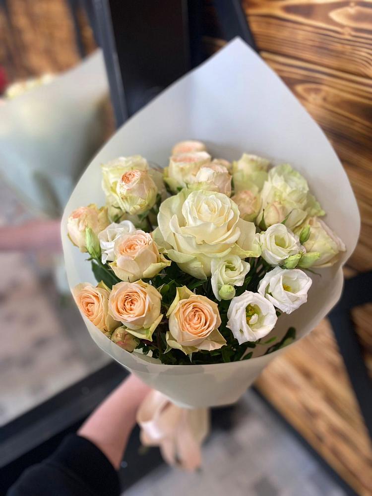 Букет цветов из: Розы и Лизиантусы в Радуге