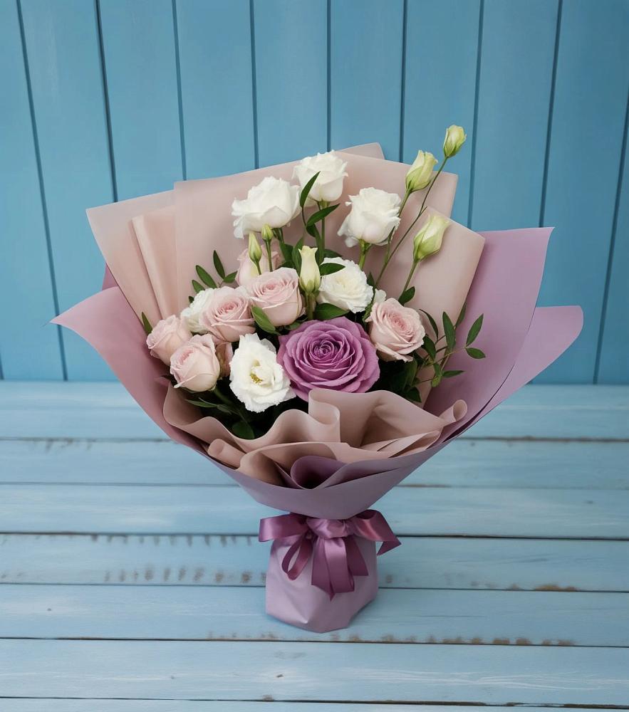 Букет цветов из: Розы и Лизиантусы в Радуге